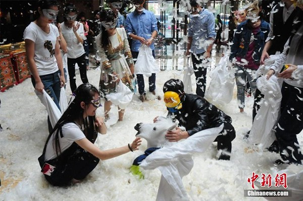 Nhân viên công sở đeo mặt nạ đi làm ảnh 3