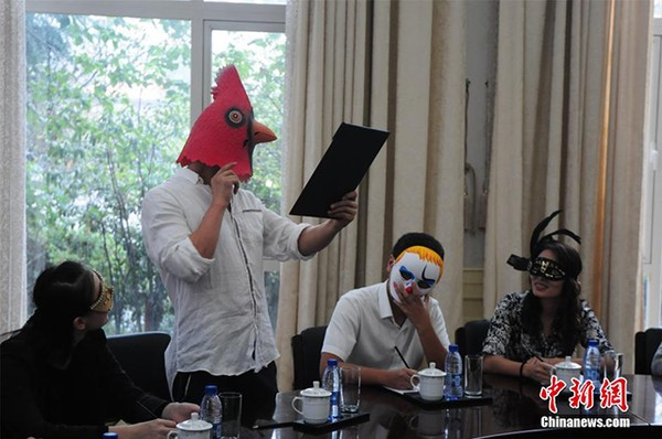 Nhân viên công sở đeo mặt nạ đi làm
