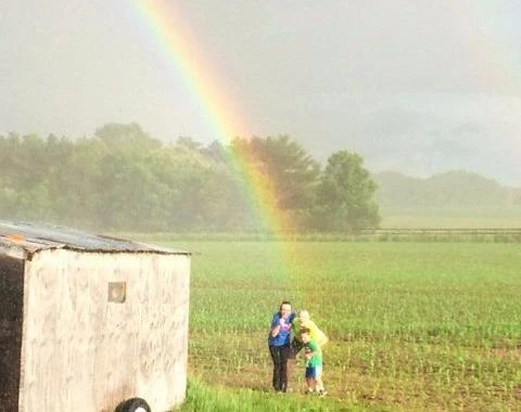 Gia đình người Mỹ may mắn đã tìm ra chân cầu vồng