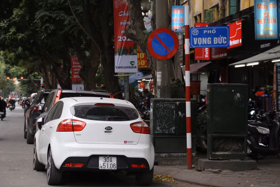 Trên phố Vọng Đức cũng có nhiều xe dừng đỗ trái phép