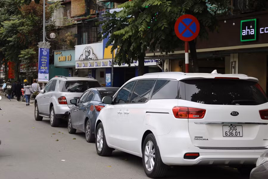 Xe vi phạm trên phố Nguyễn Chí Thanh