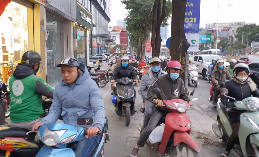 Cảnh tượng người tham gia giao thông đi lên vỉa hè đã trở thành quen thuộc trên phố Trần Duy Hưng mỗi sáng.