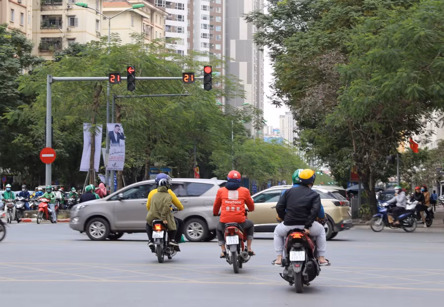 Mặc dù Hà Nội đã triển khai lắp nhiều camera giao thông tại các ngã tư, xử phạt nguội người vi phạm luật, nhưng vẫn không ngăn được tình trạng nhiều người dân tham gia giao thông ngang nhiên vượt đèn đỏ.