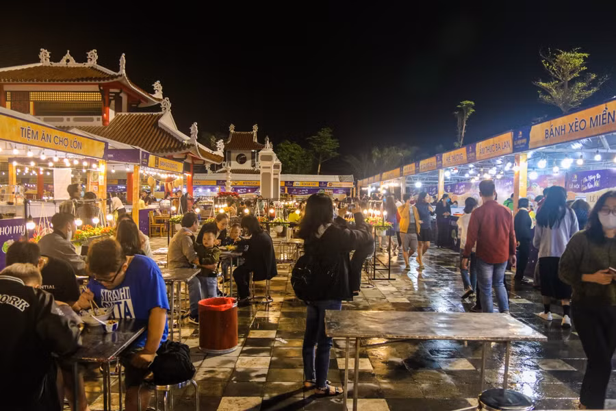 Người dân và du khách tại Lễ hội Đà Nẵng – Chào năm mới 2021.