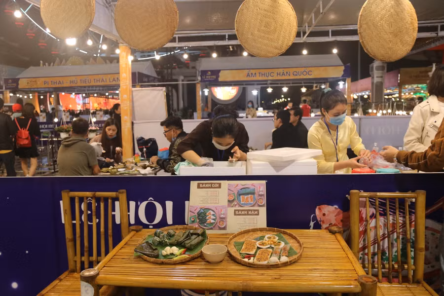 Các gian hàng ẩm thực trong lễ hội.
