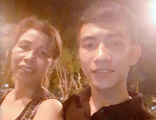 Mạnh (trái) và mẹ trong bức hình gửi mạng xã hội nhờ tìm bố. Ảnh: NVCC