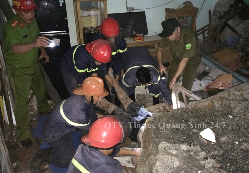 Lực lượng cứu nạn, cứu hộ đang nỗ lực cứu nạn nhân bị đá đè, ảnh: QTV