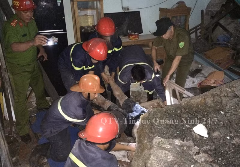 Lực lượng cứu nạn, cứu hộ đang nỗ lực cứu nạn nhân bị đá đè, ảnh: QTV