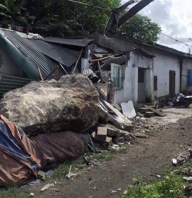 Hiện trường nơi tảng đá nặng khoảng 10 tấn rơi xuống nhà dân khiến một người tử vong, ảnh: CTV