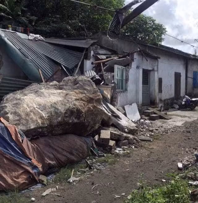 Hiện trường nơi tảng đá nặng khoảng 10 tấn rơi xuống nhà dân khiến một người tử vong, ảnh: CTV