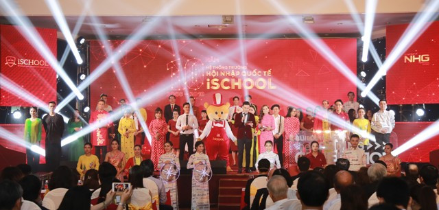 Cùng đi khắp mọi miền trên Chuyến xe iSchool– Tiết mục văn nghệ đậm chất địa phương do chính các thầy cô, phụ Huynh của các trường trình diễn