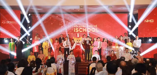 Cùng đi khắp mọi miền trên Chuyến xe iSchool– Tiết mục văn nghệ đậm chất địa phương do chính các thầy cô, phụ Huynh của các trường trình diễn