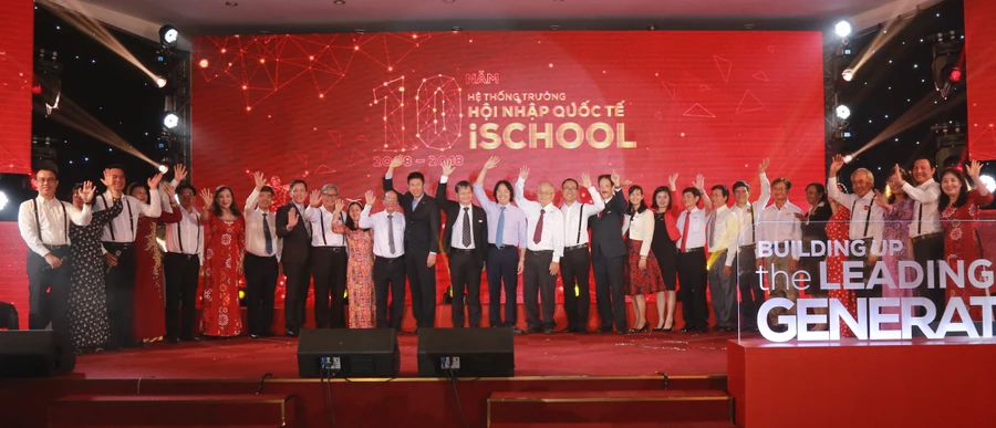  Lãnh đạo tập đoàn NHG- iSchool và Ban giám hiệu hát mừng sinh nhật lần thứ 10 