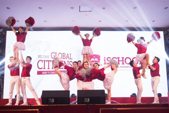 Màn trình diễn của học sinh trong ca khúc truyền thống Be yourself Màn trình diễn của học sinh trong ca khúc truyền thống Be yourself