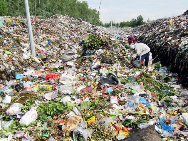Bãi rác lộ thiên khiến cuộc sống người dân bị ảnh hưởng (ảnh chụp ngày 24/7/2018)