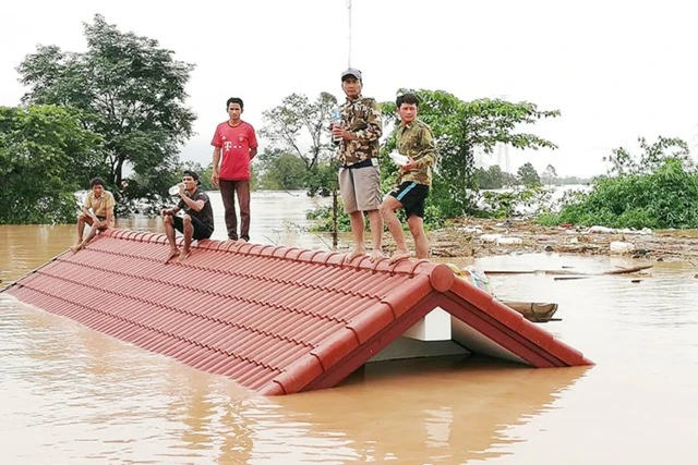 Nhiều người dân vẫn phải lánh nạn trên mái nhà