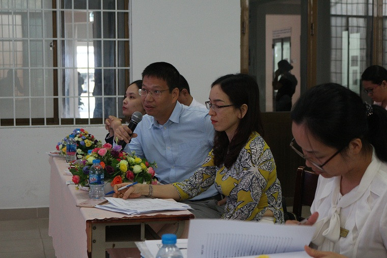 Thành viên Hội đồng bảo vệ đồ án tốt nghiệp BVU đặt câu hỏi phản biện cho các sinh viên