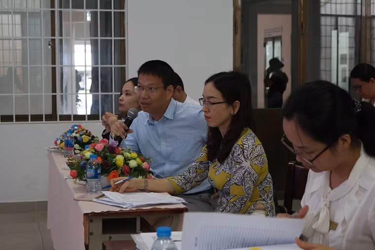 Thành viên Hội đồng bảo vệ đồ án tốt nghiệp BVU đặt câu hỏi phản biện cho các sinh viên