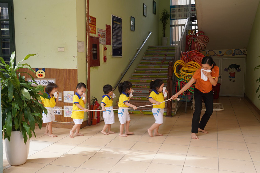 Cô trò Trường Mầm non Xuân Đỉnh B (Bắc Từ Liêm, Hà Nội) thực hành kỹ năng thoát hiểm khi có cháy tại trường. 