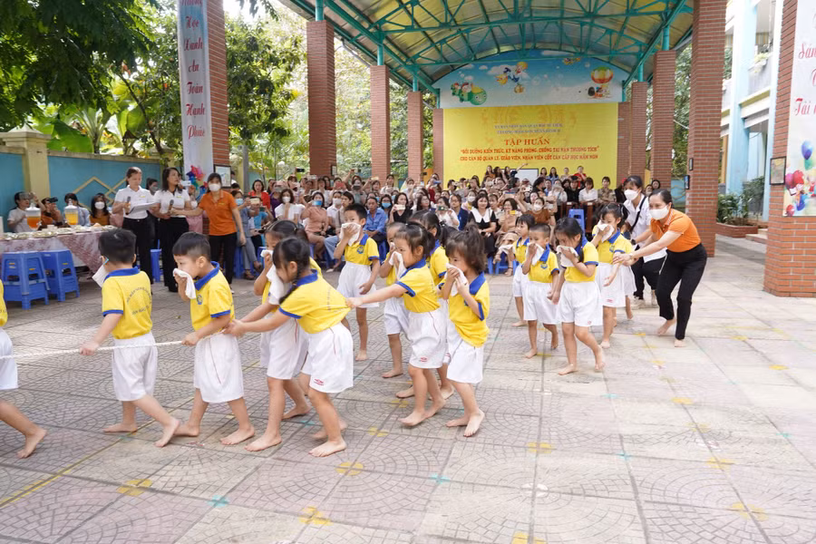 Trẻ được cô giáo hướng dẫn thoát hiểm khi xảy ra cháy. Trẻ được cô giáo hướng dẫn thoát hiểm khi xảy ra cháy.