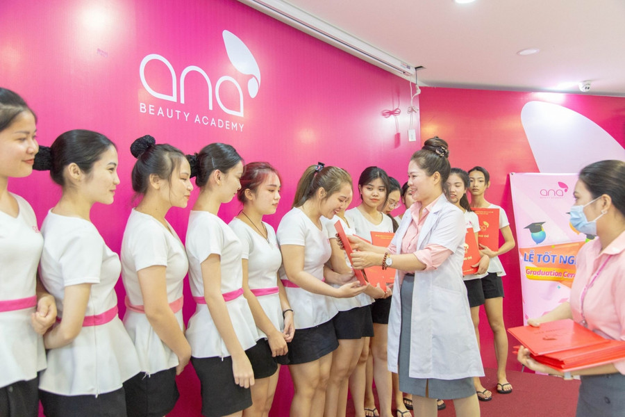 Trường thẩm mỹ ANA là một trong sốt ít các đơn vị được phép cấp chứng chỉ nghề của Sở LĐTB&XH. Trường thẩm mỹ ANA là một trong sốt ít các đơn vị được phép cấp chứng chỉ nghề của Sở LĐTB&XH.