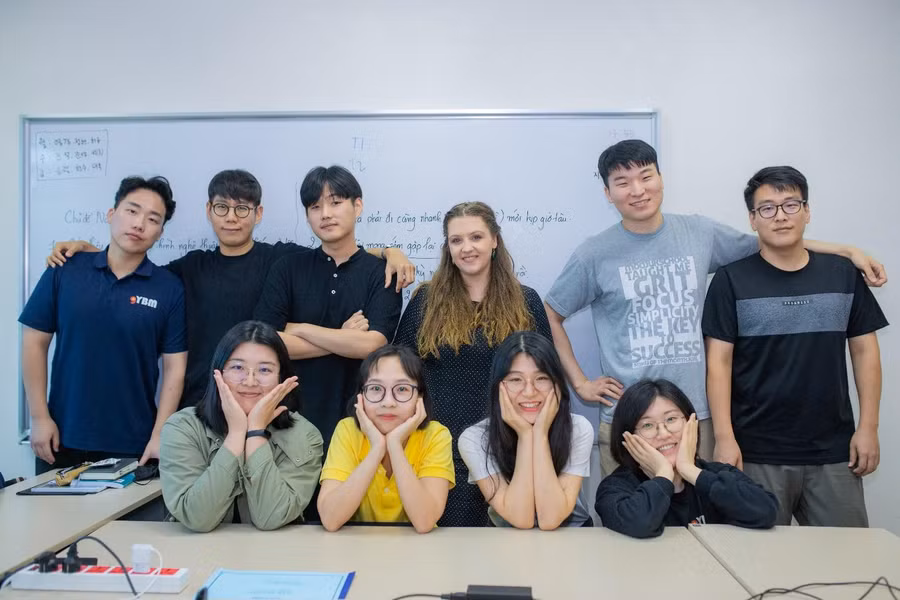 Học viên chụp ảnh lưu niệm cùng giảng viên và đội ngũ chăm sóc lớp