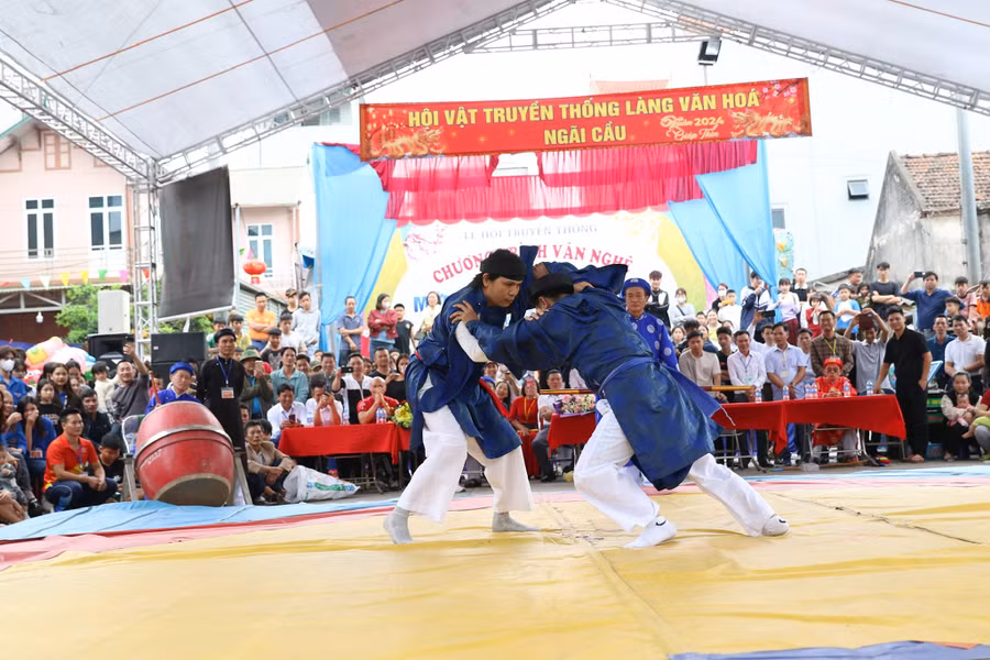 Hội làng Ngãi Cầu không thể thiếu bộ môn Vật dân tộc, trong đó có nghi thức Vật thờ trước cửa Đình. 