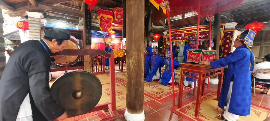 Trong suốt 3 ngày tổ chức lễ hội, Đình làng là nơi tổ chức các hoạt động tế lễ theo phong tục truyền thống để tưởng nhớ công đức của các bậc thánh nhân xưa.