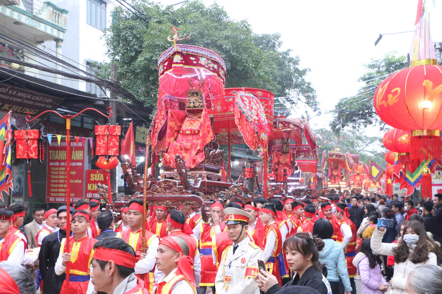 Cứ 5 năm một lần, dân làng sẽ tổ chức lễ rước kiệu ngũ vị thần hoàng từ Đình lên Quán. Ảnh chụp năm 2020.