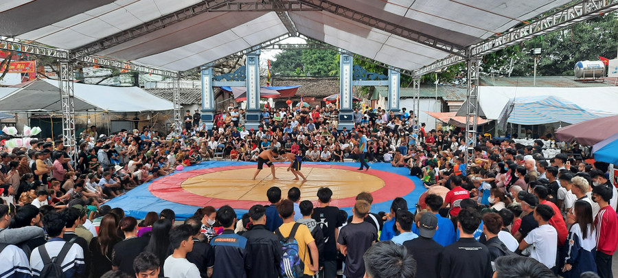 Hội Vật truyền thống làng Ngãi Cầu thu hút đông đảo người dân, khách thập phương tới theo dõi.