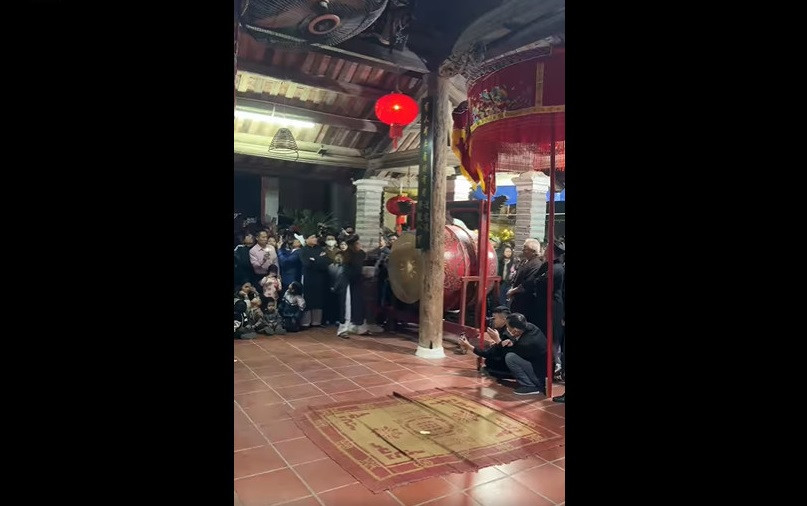 Tiếng trống khai hội được cất lên như thúc giục những người con xa quê trở về bản quán để vui xuân cùng nhân dân.