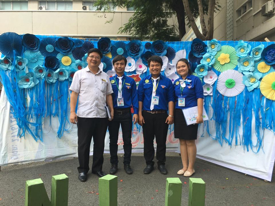 Tiến sĩ Trần Đình Lý cùng các Đoàn viên ưu tú của trường