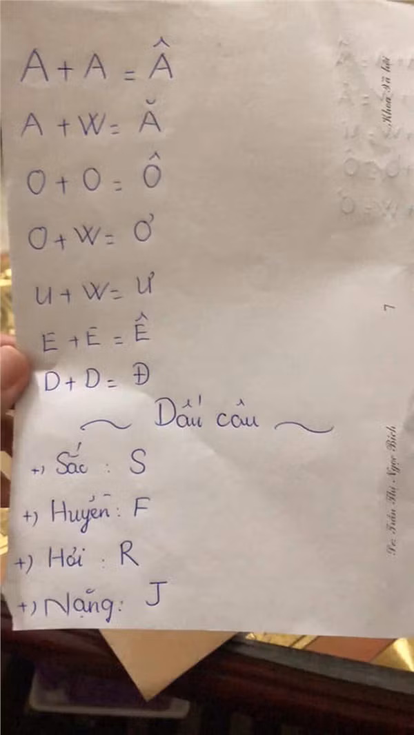 Bảng hướng dẫn viết tay của cô con gái này (Ảnh: Dung Tuyền)