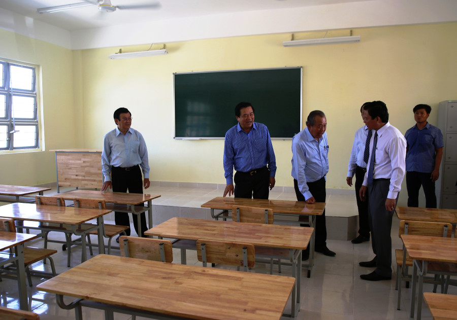 Nguyên Chủ tịch nước Trương Tấn Sang, Phó Thủ tướng Trương Hòa Bình cùng lãnh đạo tỉnh Long An thăm phòng học mới của Trường THCS Bình Thành. Ảnh: VGP/Mạnh Hùng Nguyên Chủ tịch nước Trương Tấn Sang, Phó Thủ tướng Trương Hòa Bình cùng lãnh đạo tỉnh Long An thăm phòng học mới của Trường THCS Bình Thành. Ảnh: VGP/Mạnh Hùng