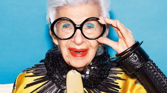 Cụ bà Iris Apfel đã được xem là “nữ hoàng trị vì phong cách thời trang” New York từ những năm 1950.