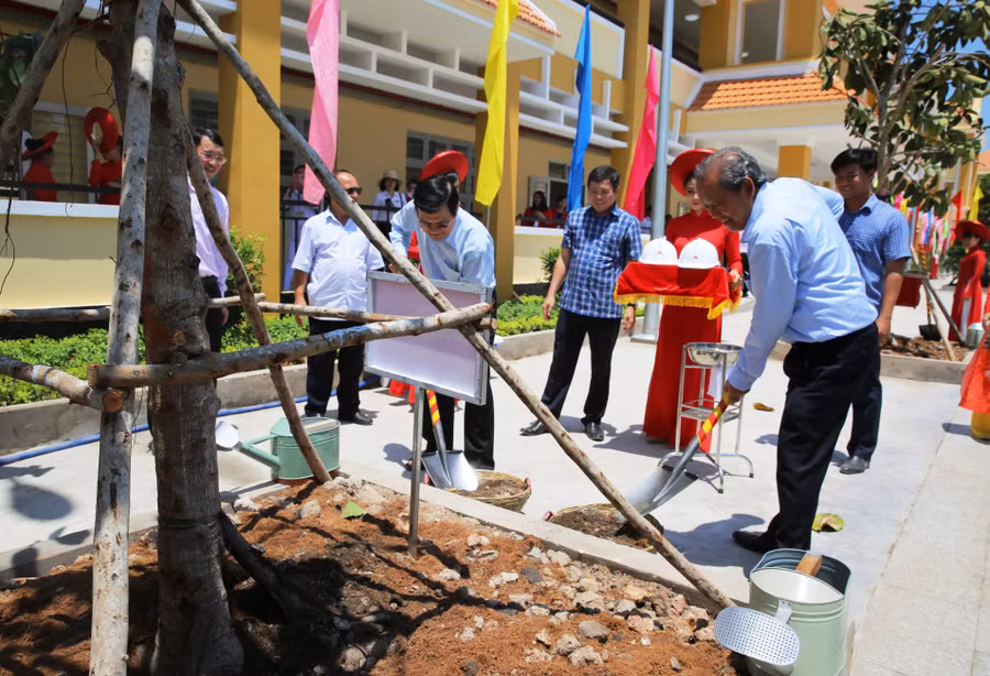 Các đại biểu trồng cây trong khuôn viên nhà trường. Ảnh: VGP/Mạnh Hùng