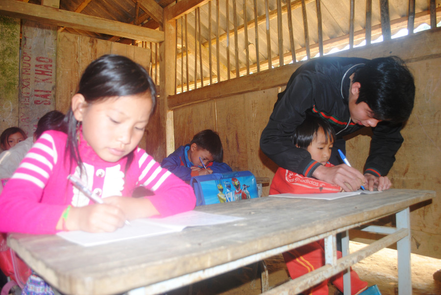 Thầy giáo cắm bản tại điểm trường Sài Khao (Trường Tiểu học Tây Tiến, xã Mường Lý, huyện Mường Lát, Thanh Hóa). Ảnh: T.G