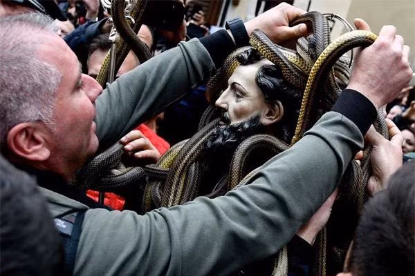 Rùng mình với lễ hội rắn bò nhung nhúc