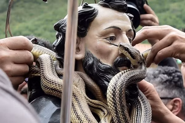 Rùng mình với lễ hội rắn bò nhung nhúc