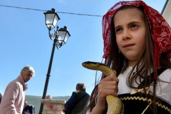 Rùng mình với lễ hội rắn bò nhung nhúc