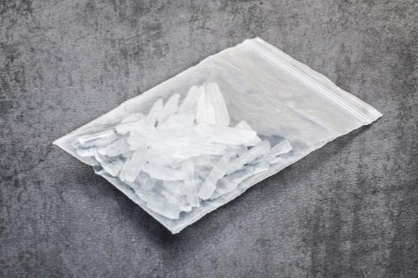 Hình minh họa một túi chứa chất methamphetamine, hay thường gọi là ma túy đá Cặp vợ chồng già ngơ ngác nhận