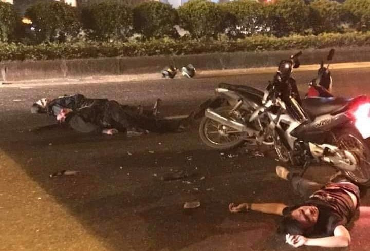 Xe máy kẹp 3 thanh niên “đầu trần” đâm 2 CSCĐ nhập viện