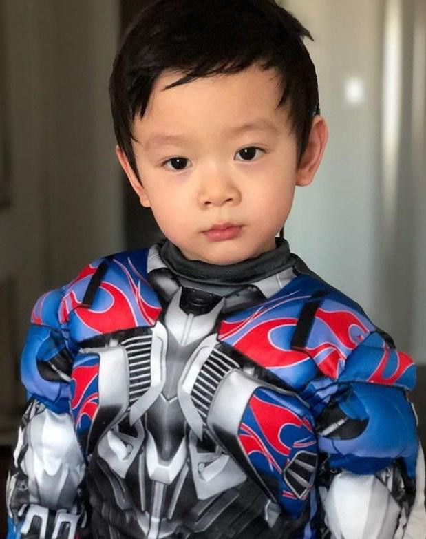 be trai de thuong gay sot mang xa hoi, danh tinh bo me de con bat ngo hon - 6