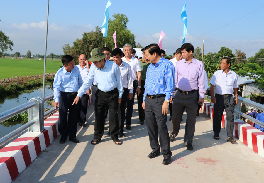 Nguyên Chủ tịch nước Trương Tấn Sang cùng các đại biểu thăm một cây cầu vừa khánh thành. Ảnh: VGP/Mạnh Hùng Nguyên Chủ tịch nước Trương Tấn Sang cùng các đại biểu thăm một cây cầu vừa khánh thành. Ảnh: VGP/Mạnh Hùng