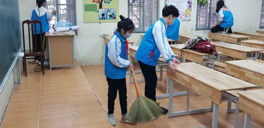 Học sinh Trường THCS Nguyễn Trãi, quận Hà Đông triển khai công tác vệ sinh trường lớp. Ảnh: NCCC