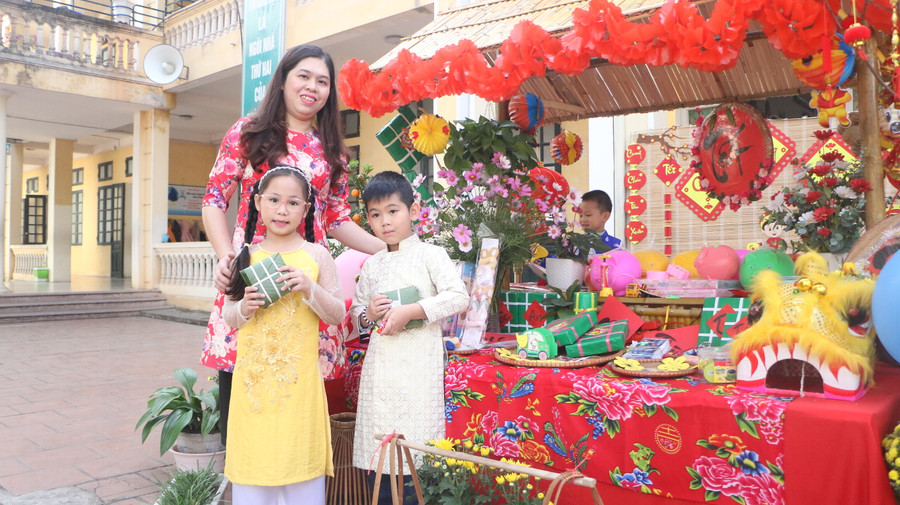 Học sinh Trường Tiểu học Lê Lợi, thị xã Sơn Tây trong ngày hội Chào xuân 2023 tổ chức trước khi nghỉ Tết. Ảnh:NTCC