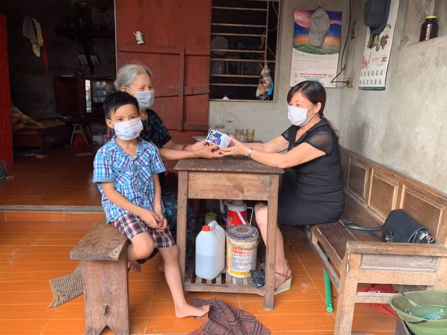 Học sinh nghèo đã được hỗ trợ điện thoại thông minh để học trực tuyến. Ảnh: K.Nguyên