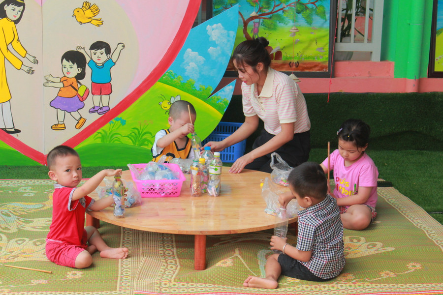 Khi Nghị quyết này được HĐND tỉnh thông qua, năm học tới đây toàn tỉnh sẽ có gần 80.000 trẻ em mầm non không phải đóng học phí. Khi Nghị quyết này được HĐND tỉnh thông qua, năm học tới đây toàn tỉnh sẽ có gần 80.000 trẻ em mầm non không phải đóng học phí.