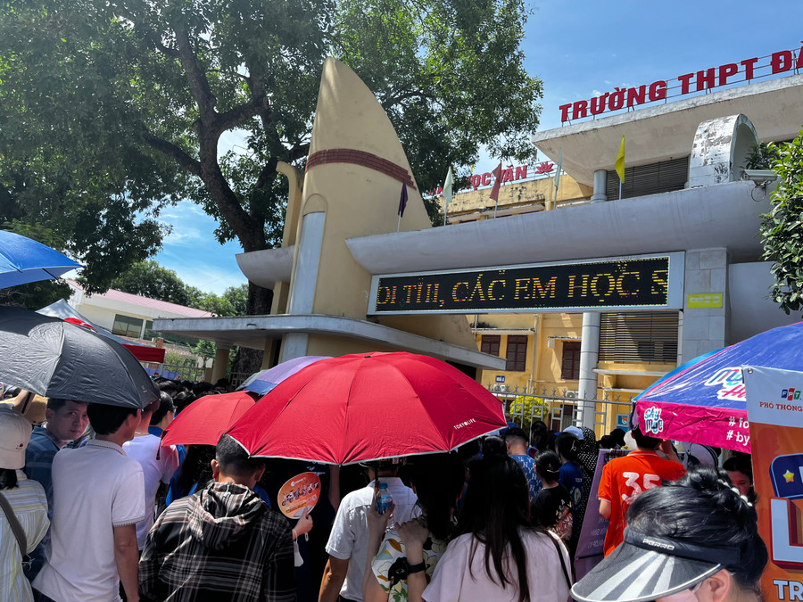 Thời tiết tại Thanh Hoá nắng nóng lên đến 40 độ C khiến học sinh và phụ huynh khá mệt mỏi. Thời tiết tại Thanh Hoá nắng nóng lên đến 40 độ C khiến học sinh và phụ huynh khá mệt mỏi.