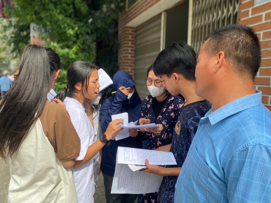 Thí sinh thảo luận đề sau khi rời khỏi phòng thi.